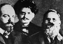 Парвус, Троцкий и Лев Дейч в 1906 г.
